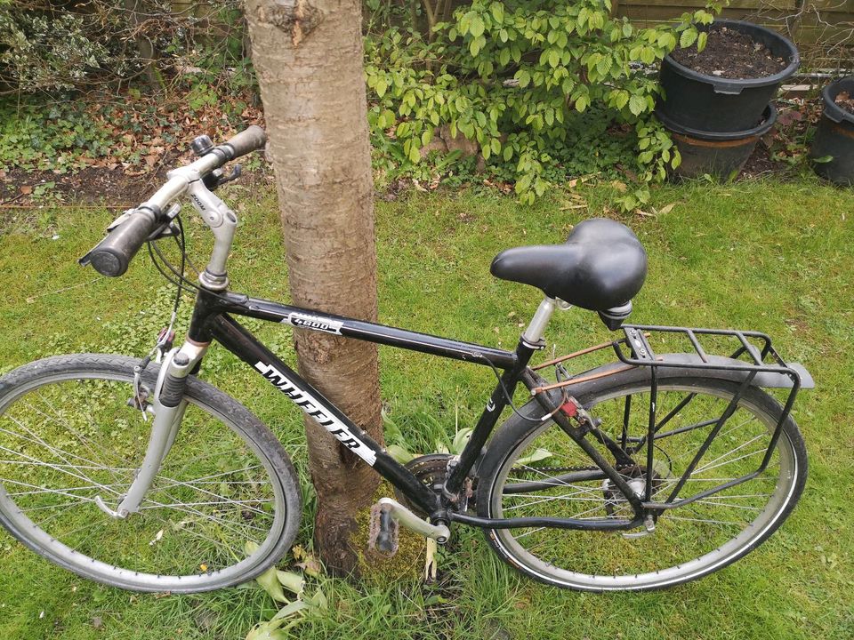 Herrenrad im reparaturbedürftigen Zustand in Hamburg