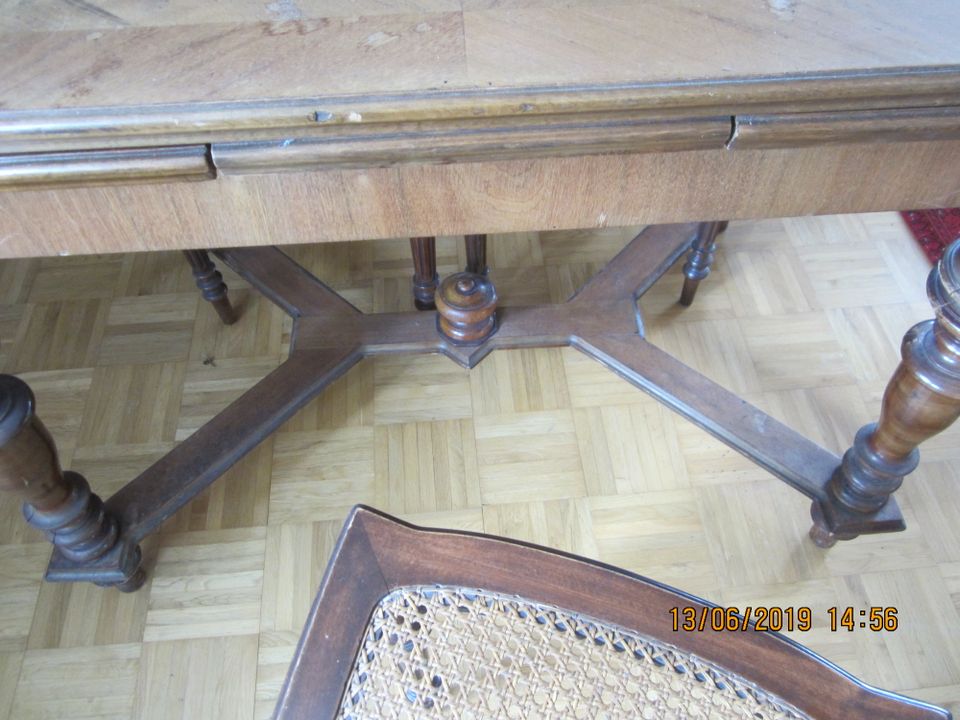 Schöner antiker Tisch mit 4 Stühlen. in Kürten