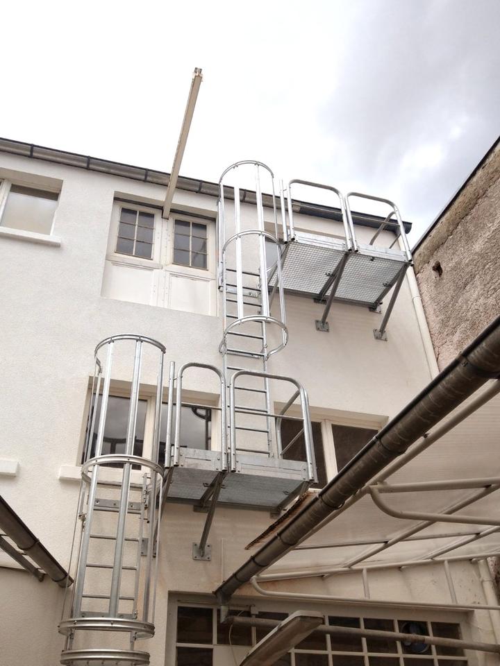 nur noch ein Zarges Ausstiegspodest, Rettungspodest, Stahlbalkon in Köln