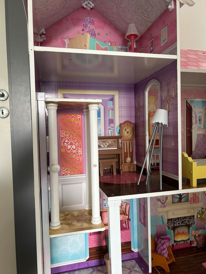 Barbie Puppenhaus mit Zubehör in Mönkeberg