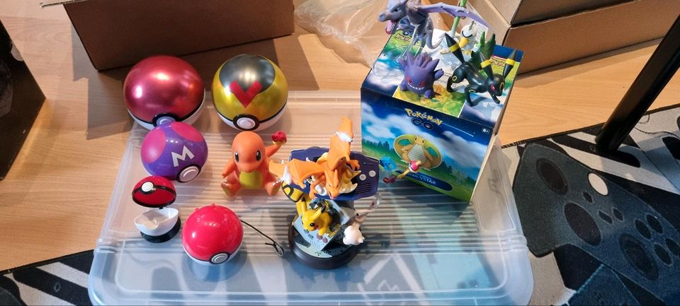 Pokemon Sammlung Pokebälle + Figuren + Lampe in Nettetal