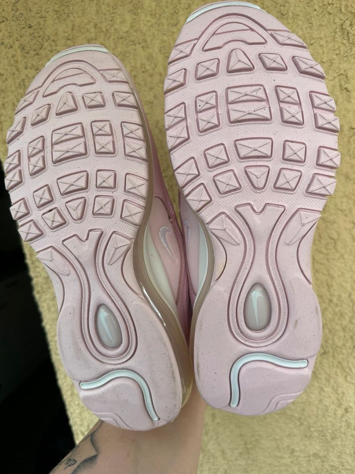 Nike Schuhe rosa in Lübeck