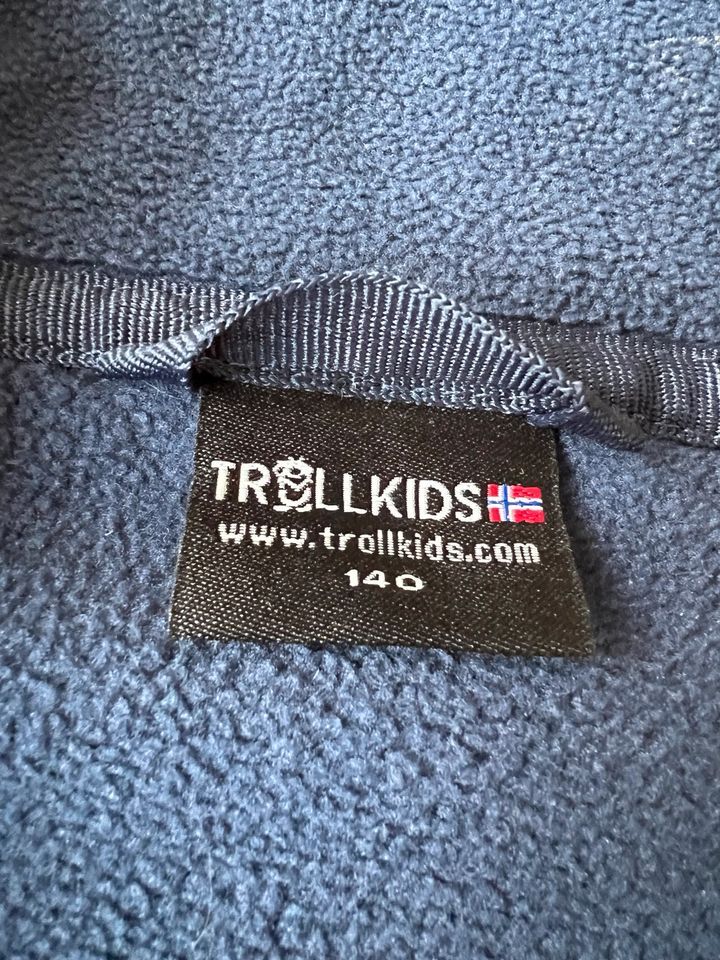 TROLLKIDS - FLEECE JACKE - GR. 140 - BLAU - w.NEU in Radebeul