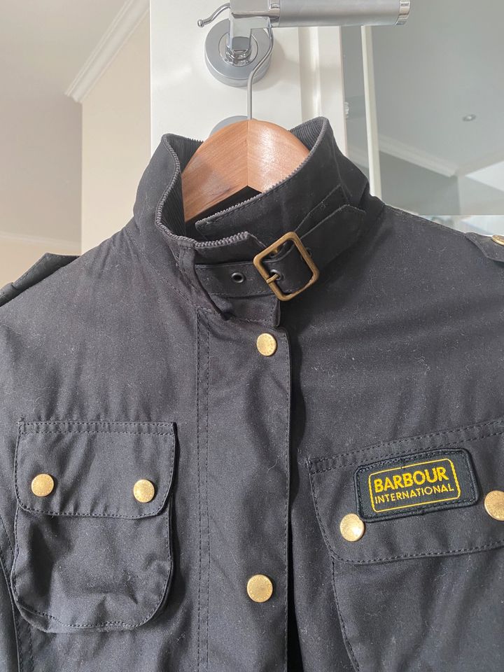 Neuwertige Barbour Wachsjacke mit Taillengürtel schwarz in Rellingen