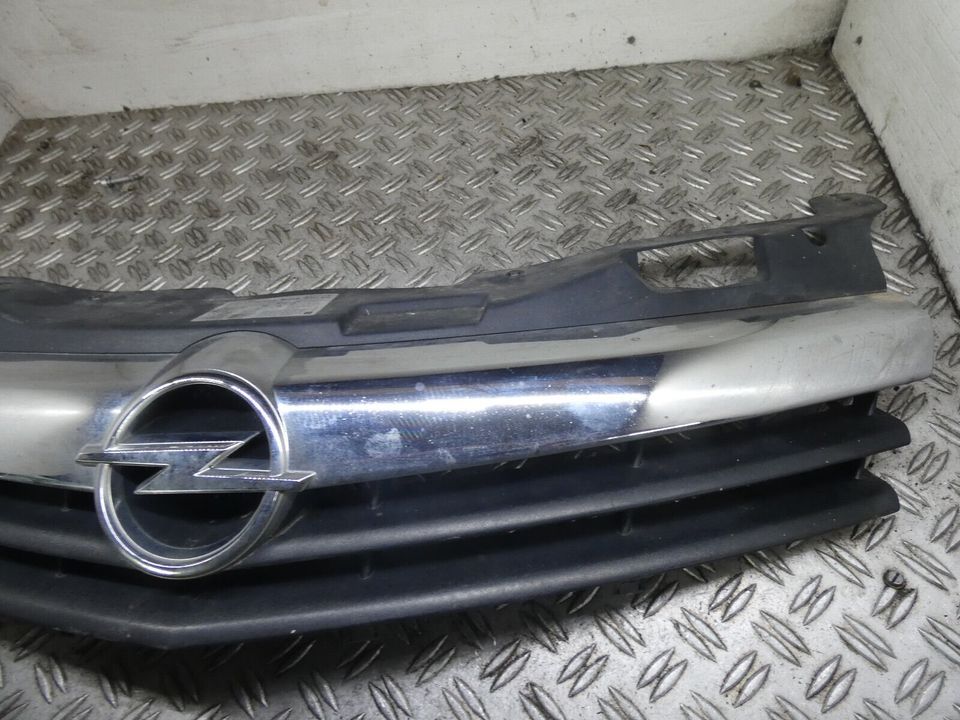 Opel Astra H Kühlergrill 13241968 13241965 GTC Bj.2006 in Massenbachhausen