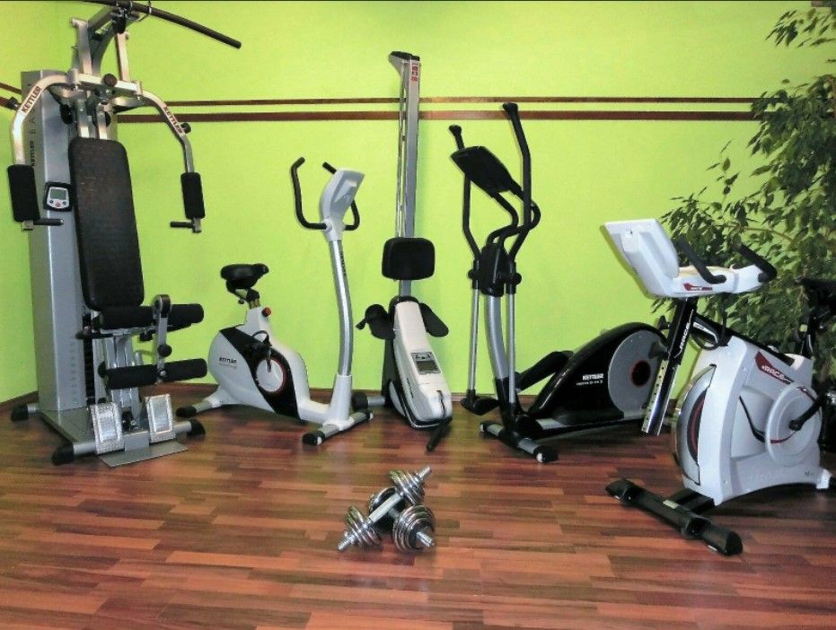 Crosstrainer - Ellipsentrainer - Heimtrainer - Ergometer - Laufband - Indoor-Bike - Rudergerät - Kraftstation - Hantelbank - Bauch - u. Rückentrainer - Tischtennisplatte - Zubehör in Kirchheim in Schwaben