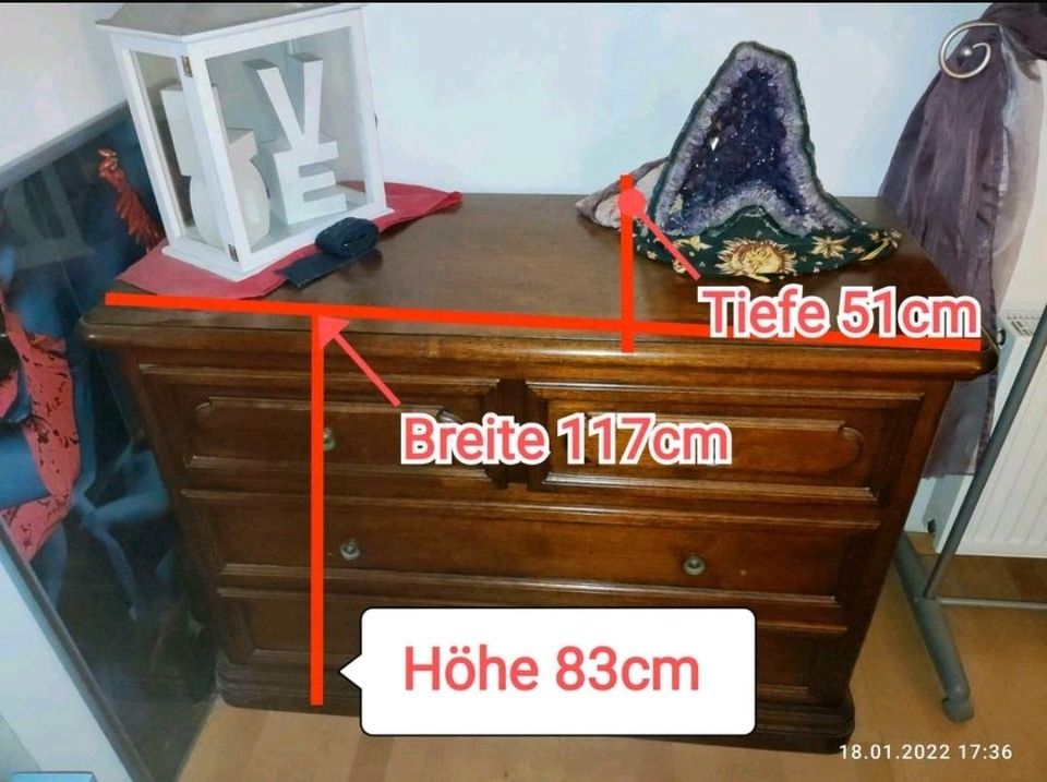 Kleiderschrank Massiv Holz Kirsche inkl. Bett und Nachttische in Bornheim