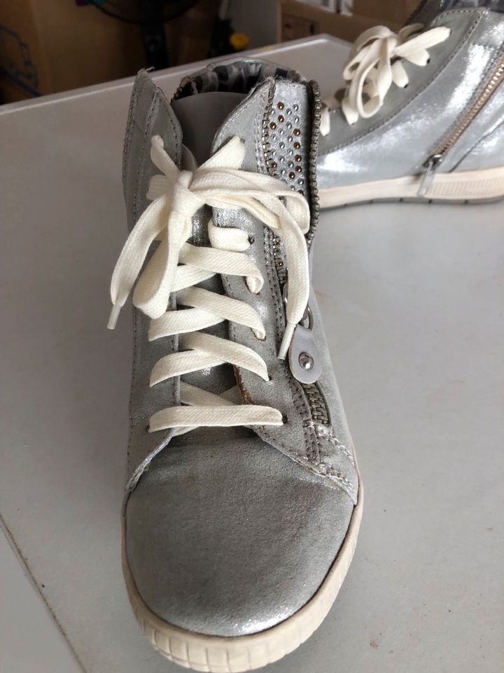 Schuhe Sneakers Gr. 36 silber in Wartenberg