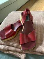 Rote clogs Essen - Bergerhausen Vorschau