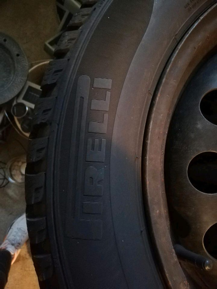 4 Pirelli Winterreifen auf Felge in Erkrath