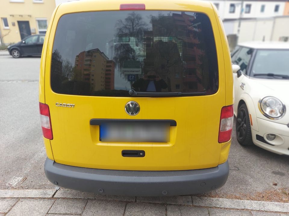 VW Caddy gelb in Germering