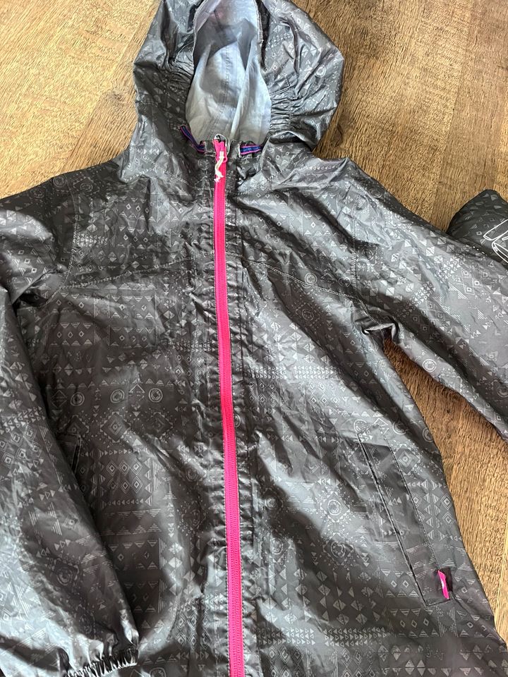 *** Regenjacke, Winterjacke, Zwillinge 134/140/146 *** in Niedernhausen