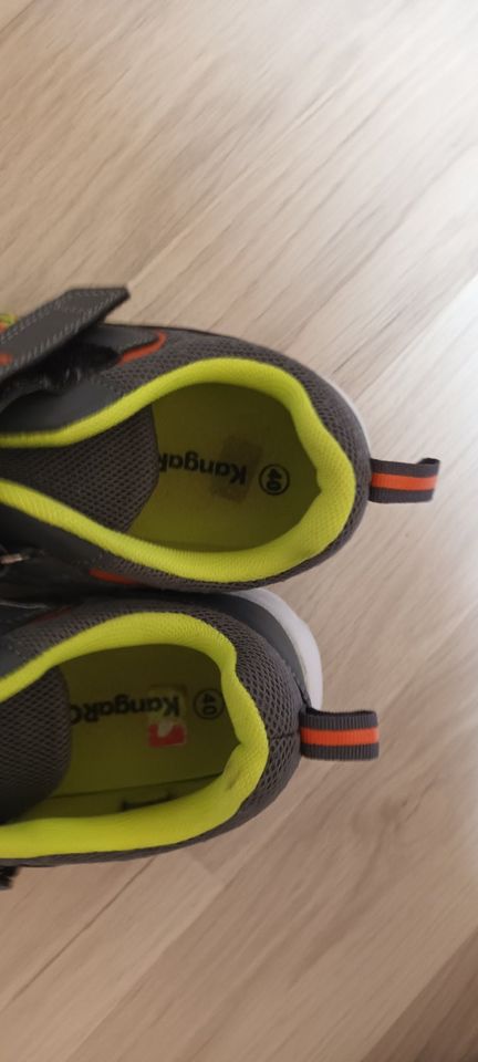 Neuwertige Kangaroos Hallenschuhe Gr. 40 in Brühl