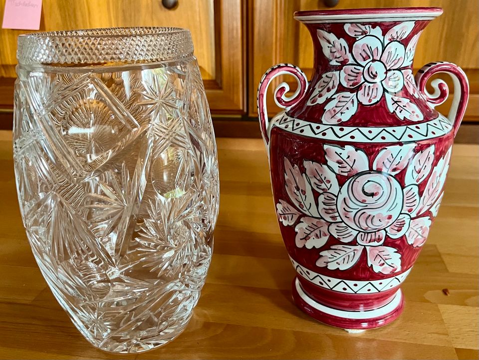 Große Vasen Glas weinrot weiß Italien in Wiesbaden