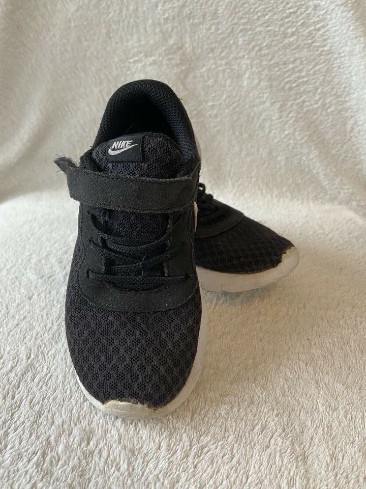 Nike Schuhe schwarz weiß sneaker 27 Kinder Kinderschuhe in Kelkheim