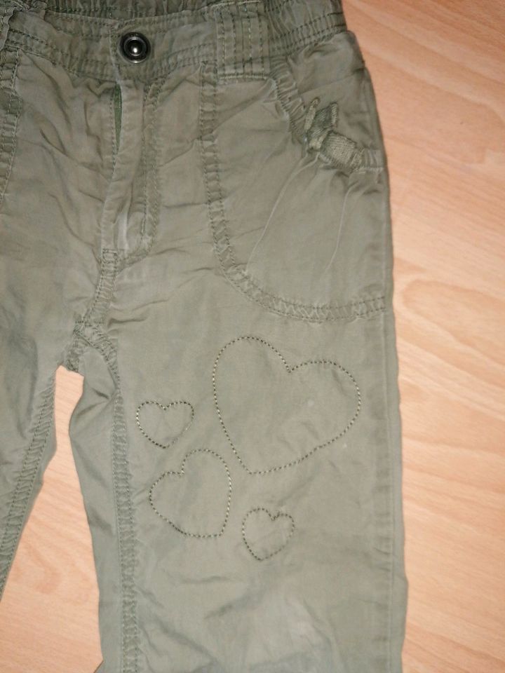 Coole, bequeme Hose, khaki mit Herzen, ca Gr 110/116 in Böblingen