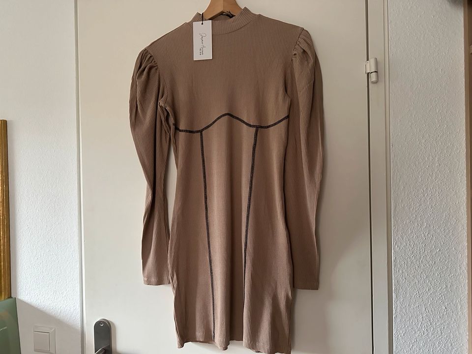 Kleid mit Ziernähten Gr.S Jasmin Azizam x NA-KD in Ludwigsburg