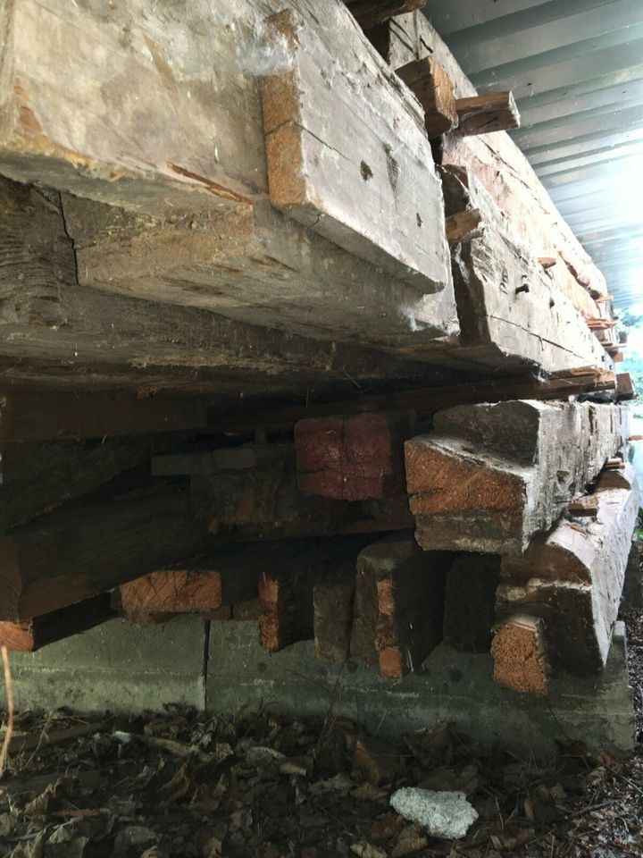 Altholz Handbehauen Denkmalschutz Balken Stadel Hütte Skulptur in Töging am Inn