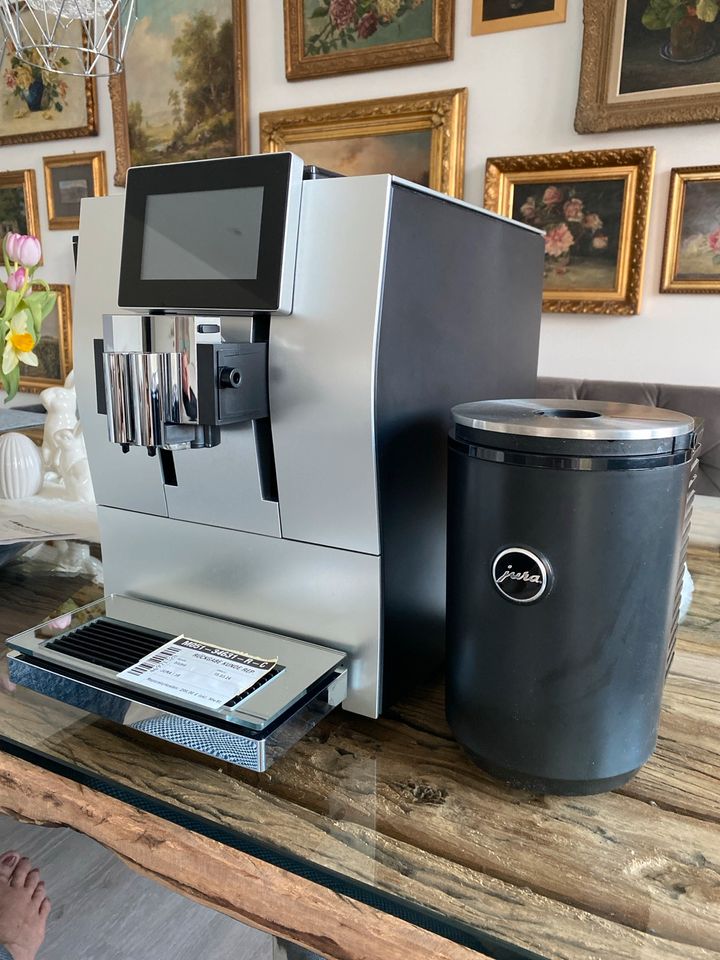 Jura Z8 Kaffeevollautomat mit ext. Milchkühler in Heidesee