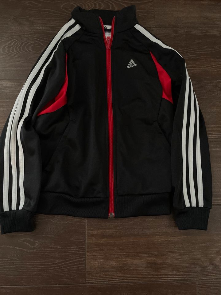 Adidas Trainingsjacke, schwarz, weiß, rot in Bayern - Friedberg | eBay  Kleinanzeigen ist jetzt Kleinanzeigen