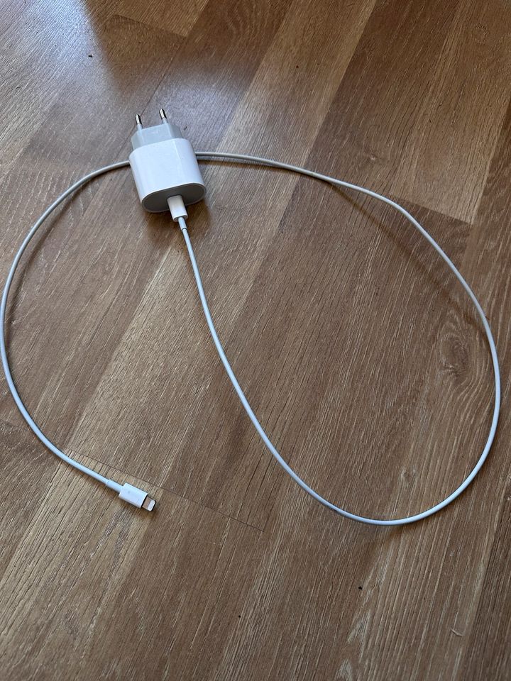 Orginal Apple Ladekabel mit Fast Stecker Rechnung März 24 iPhone in Berlin