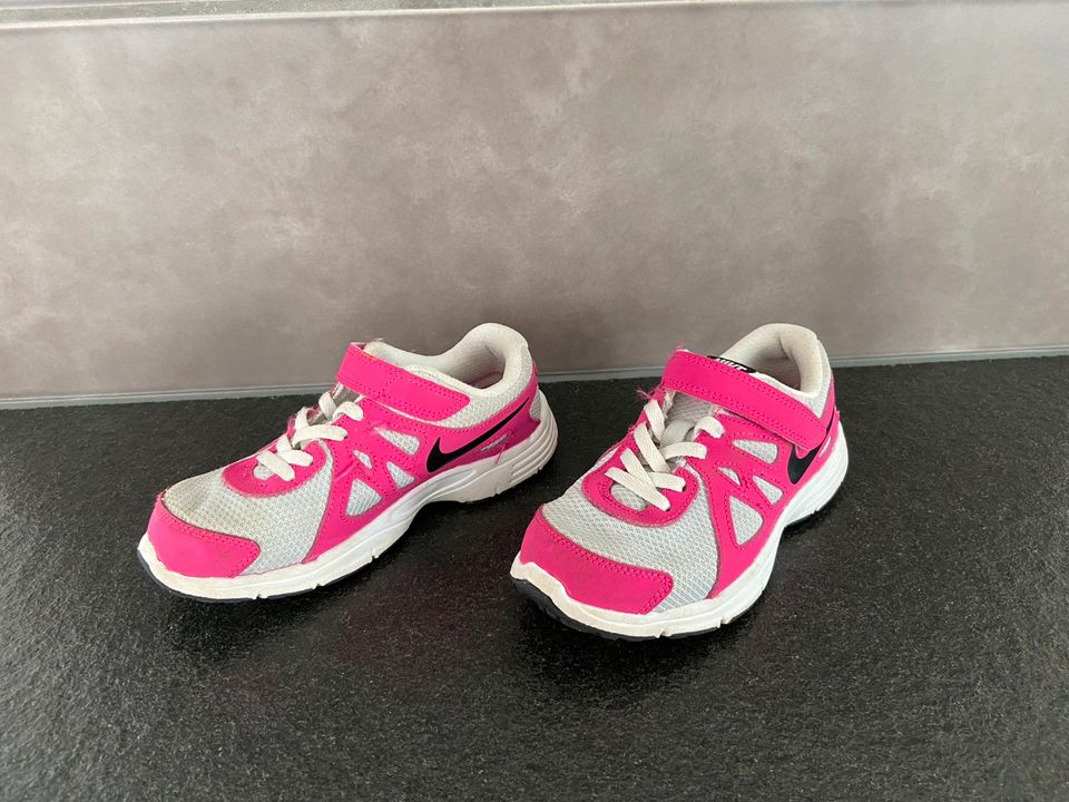 Nike Revolution Turnschuhe Gr. 31,5 in Bönnigheim