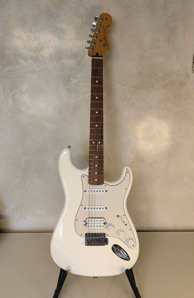 Fender Standard Stratocaster ® HSS Arctic White 2011 Mexico MX in Hardheim