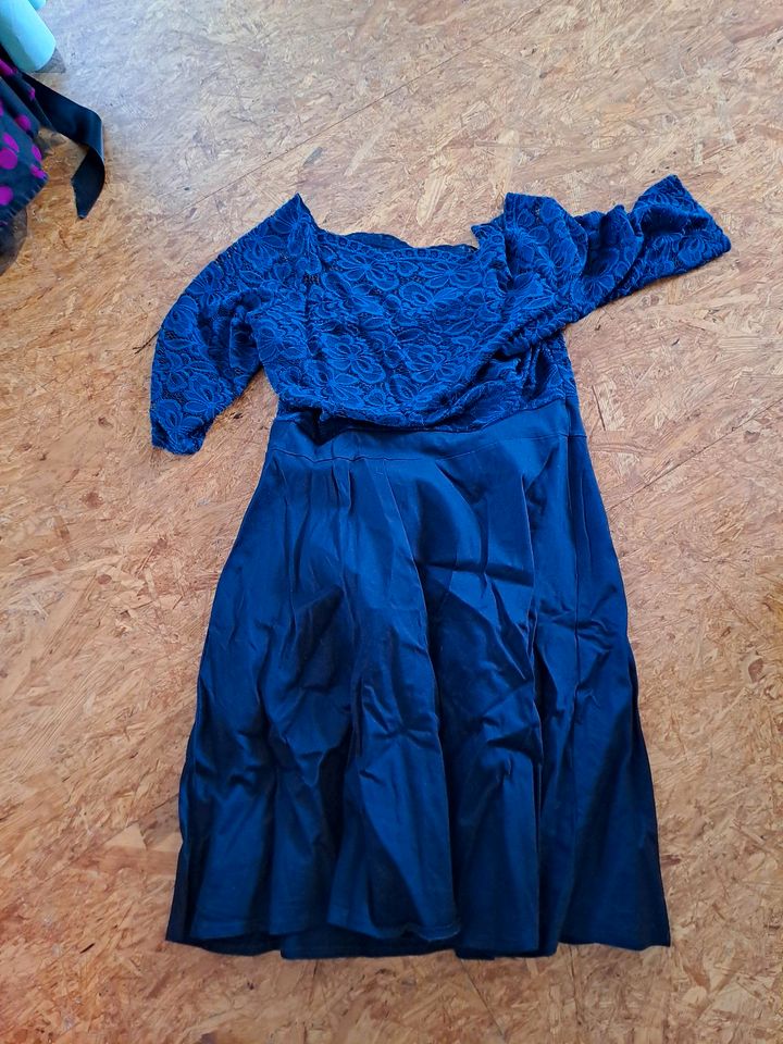 Kleid, blau, schulterfrei in Nordwestuckermark