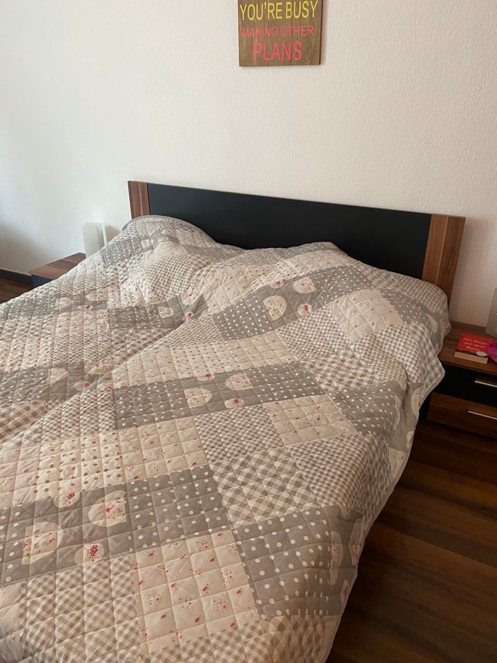 Schlafzimmer Doppelbett Schrank Nachttische in Aachen