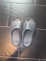 Yeezy slides Grau 44 1/2 Hessen - Mühlheim am Main Vorschau