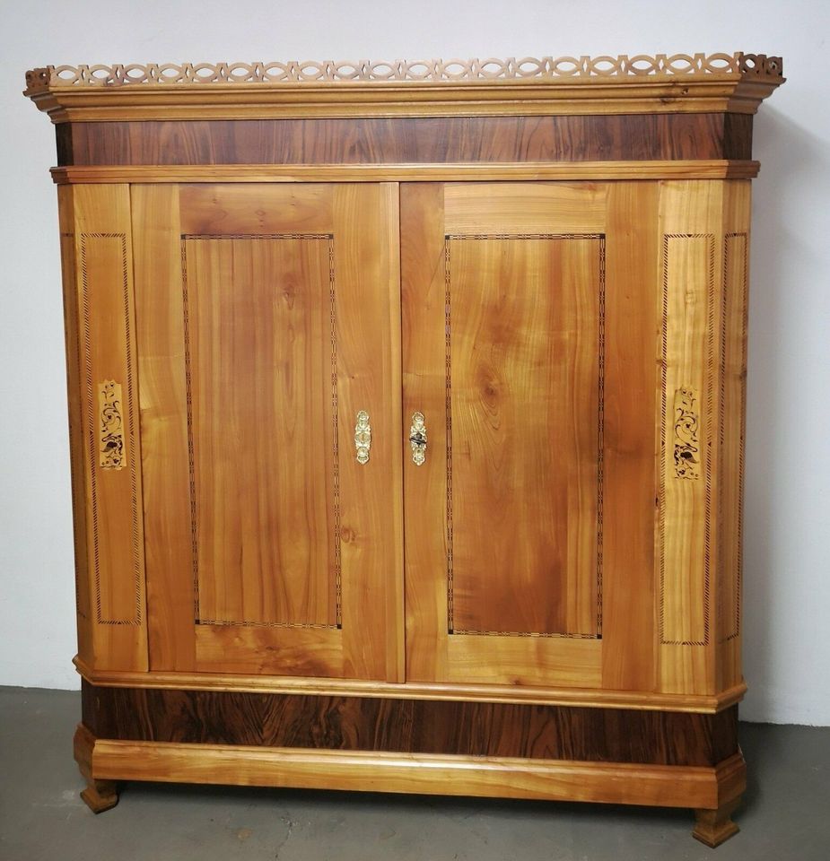 Kirschbaum Intarsien Schrank / Hochzeitsschrank Marburg um 1850 in Ehringshausen