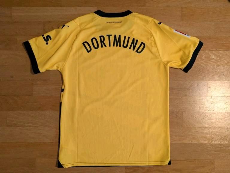 BVB FUSSBALL TRIKOT SIGNIERT 23/24 MIT UNTERSCHRIFTEN M NEU! in Dresden