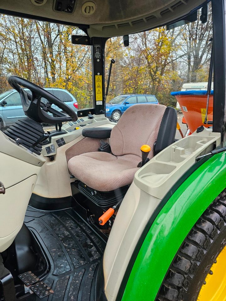 John Deere 3038R Kommunaltraktor Winterdienst in Stuttgart