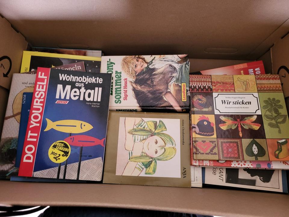 13 Bücherkisten zu verschenken! in Berlin