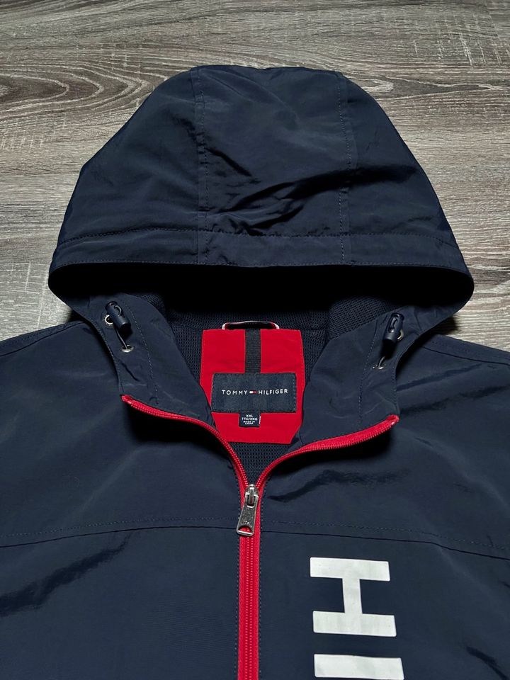 Tommy Hilfiger Jacke mit Kapuze XXL Blau Windbreaker Anorak in Illingen