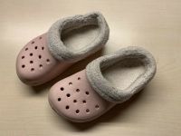 Crocs mit Fell Gr 10 / 11 rosa 27 - 29 Frankfurt am Main - Bockenheim Vorschau