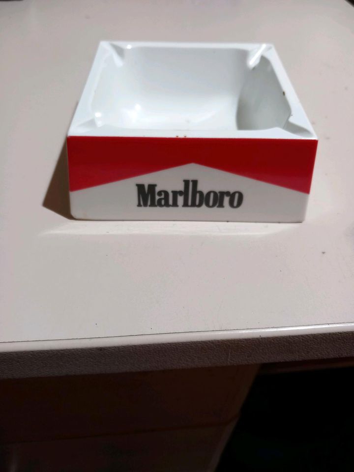 Werbeaschenbecher von Marlboro und Camel in Werl