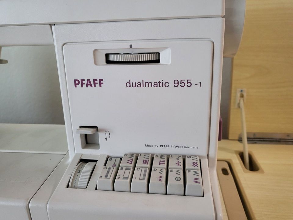 Pfaff Nähmaschine dualmatic 955-1 versenkbar im "Nähschrank" in Tübingen