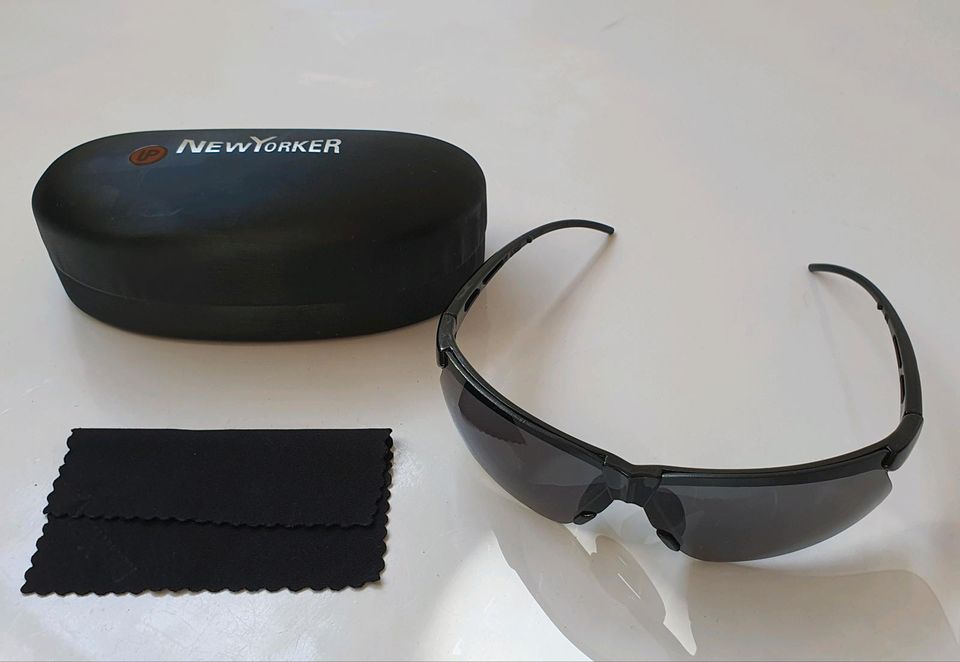 Sonnenbrille mit Etui und Brillenputztuch in Niedersachsen - Osnabrück |  eBay Kleinanzeigen ist jetzt Kleinanzeigen