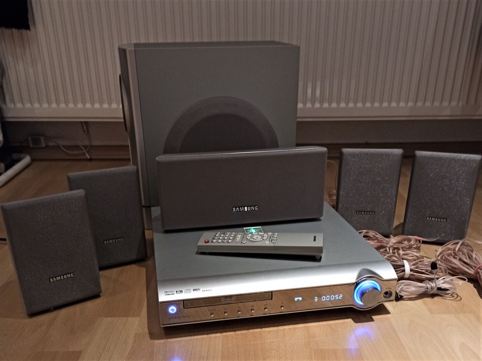 Samsung DVD Home Theater System HT-DM 150 Radio, CD - 400 Watt in Berlin