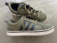 Adidas  Sneaker Größe 42 2/3 Hessen - Bad Wildungen Vorschau