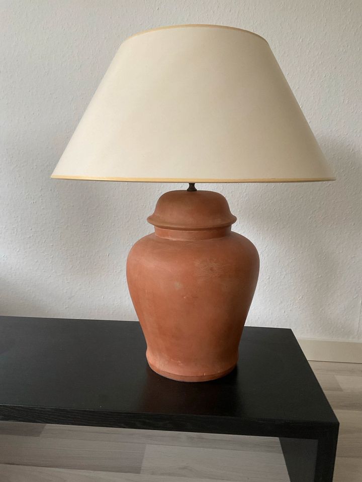 Tischlampe aus Terrakotta in Ratingen