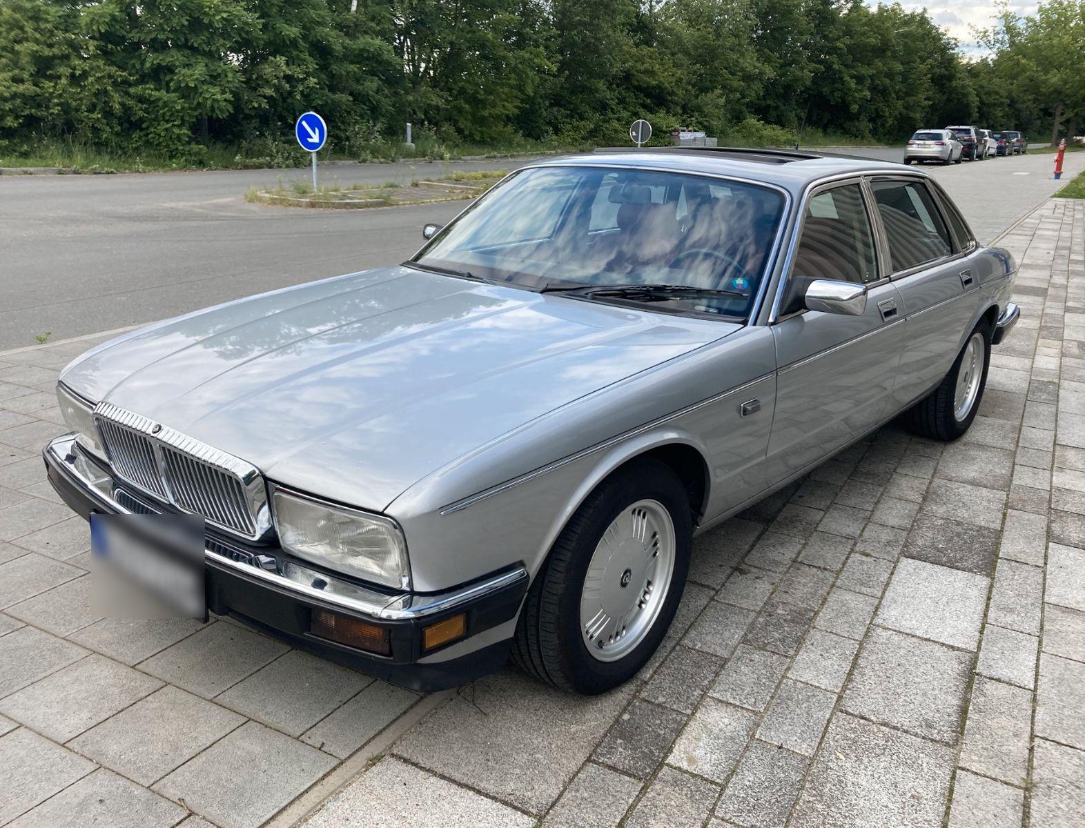 Abbildung des Autos Jaguar XJ40 Daimler