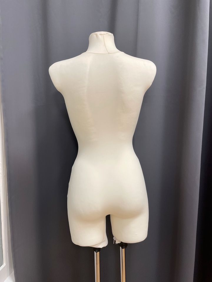 Schaufensterpuppe Frau Torso Mannequin in Reinbek