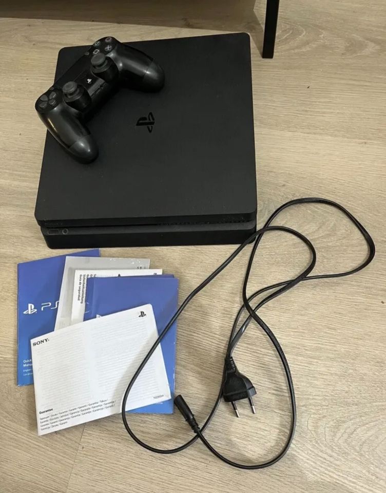 PlayStation 4 slim 1tb mit Controller in Pforzheim