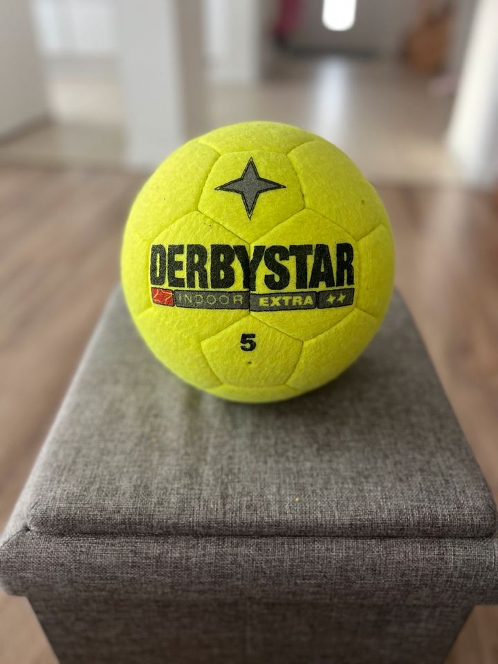 DERBYSTAR Indoor Fußball Größe 5 Hallen-Ball gut erhalten in Ritterhude