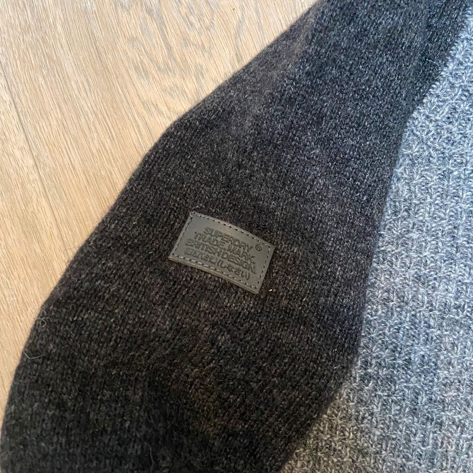 Pullover von Review, Superdry, Kapuzenjacke von Zara, S in Grabenstätt