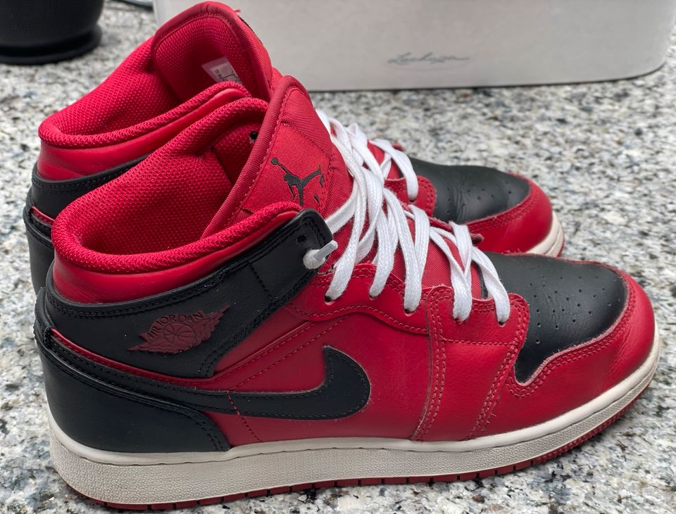 Nike Air Jordan 1 Mid schwarz rot 38,5 38 in Herne