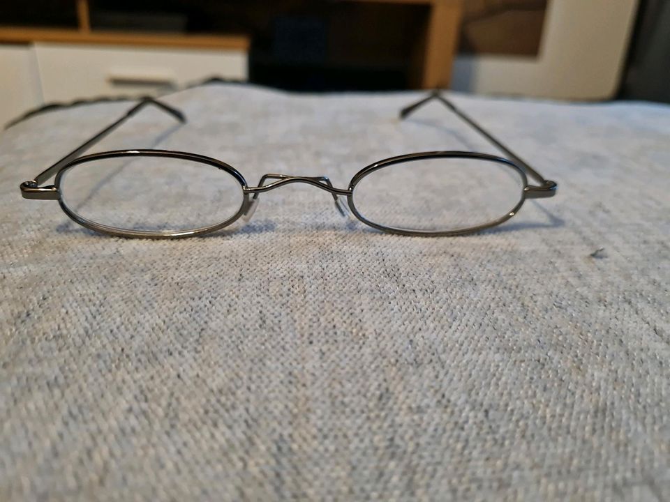 Lesebrille + 2.50 inkl Etui  10 Euro in Solingen