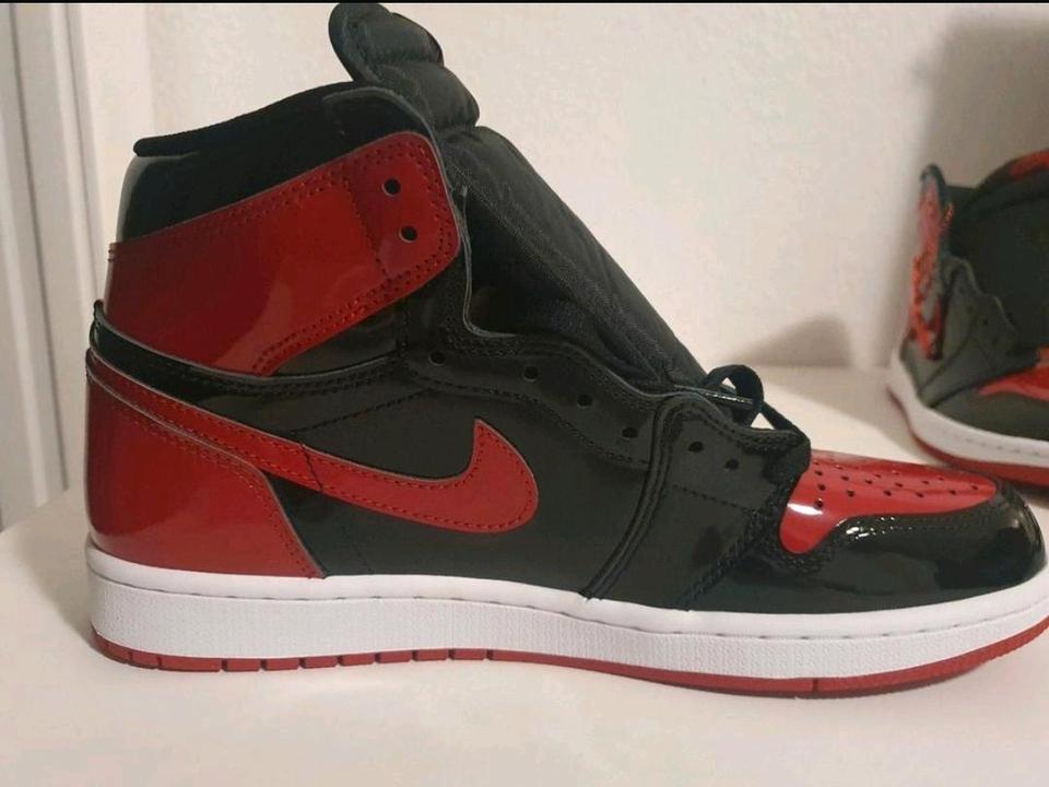NIKE AIR JORDAN 1 RETRO HIGH OG PATENT BRED (SCHWARZ ROT) in Bielefeld